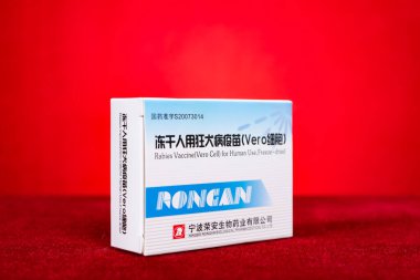ZhongShan Çin-27 Ocak 2023: İnsan kullanımı için bir kutu kuduz aşısı (Vero Cell), yatay bileşimlerde dondurulmuş.