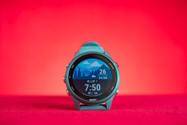 ZhongShan Çin-20 Mayıs 2025: Garmin Forerunner 255 kırmızı üzerine yatay kompozisyon..
