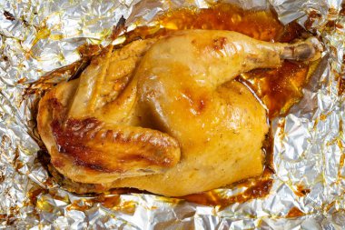 Üst görünüm kil kızarmış tavuk yatay kompozisyonda