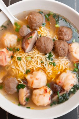 Üst tabakta ChaoZhou sığır eti sakatatı ve çeşitli deniz ürünleri içerikleri var.