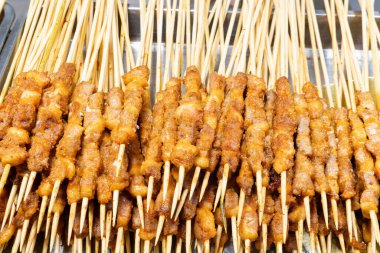 Yatay kompozisyonda ızgara kuzu şiş.