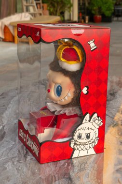 ZHONGSHAN Çin - 9 Haziran 2025: Labubu Pop Mart bebeği kutusu.