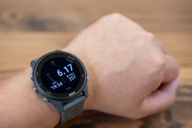 ZhongShan Çin-Haziran 12025: Erkek kolu Garmin Forerunner 255 spor saati ile egzersiz rotasını gösteriyor.