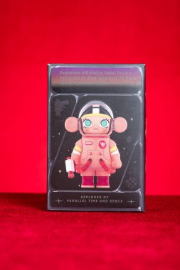 ZHONGSHAN Çin - 17 Haziran 2025: Pop Mart Molly bebek kutusu.