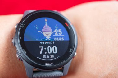 ZhongShan Çin-20 Haziran 2025: Bir Garmin Forerunner 255 spor saati yatay kompozisyonda sahibine doğum günü tebriklerini sunar..