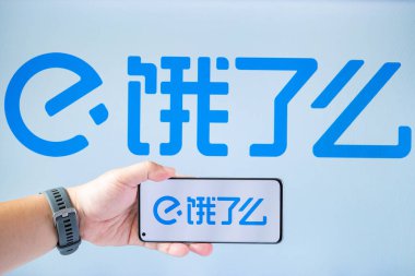 Zhongshan, Çin-29 Haziran 2025: ELeme logosu ve yatay kompozisyonda aynı logoya sahip bir monitör.