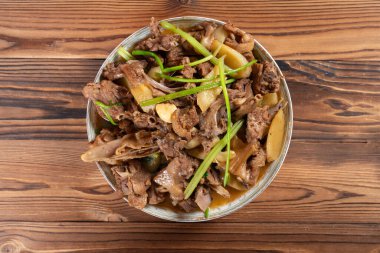 Üst görünüm ev tarzı ağır ateşte pişirilmiş ördek yatay bileşiminde