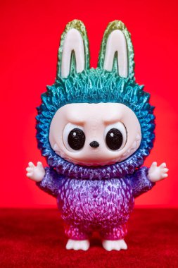 ZHONGSHAN Çin - 18 Haziran 2025: Çok renkli Labubu Pop Mart bebeği kırmızı arka planda.