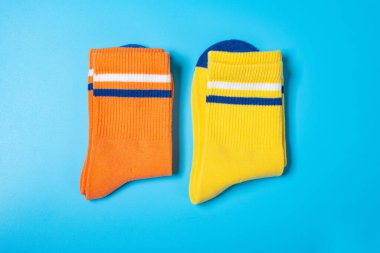 Mavi arka plandaki çocuk için katlanmış iki çift çorap.