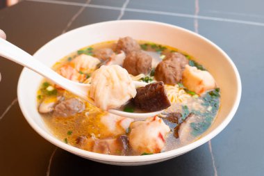 Açılı görüş kasesi ChaoZhou sığır eti sakatatı ve çeşitli deniz ürünleri bileşenleri yatay bileşimlerde.