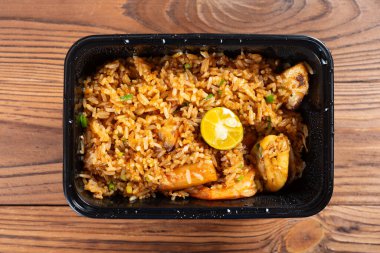 Yatay kompozisyonda deniz ürünleri kızartılmış pirinç kutusu