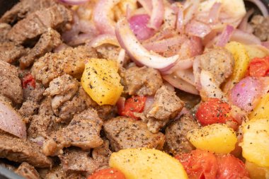 Açılı görünüm yatay kompozisyonda taze ev yapımı sığır eti dilimleri