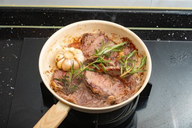 Yatay kompozisyonda evde sığır eti pişirme