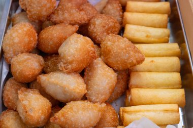 Kızarmış börek ve börek.