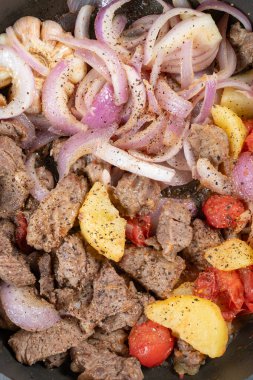 Üst görünüm taze ev yapımı sığır eti tabakları dikey kompozisyonda