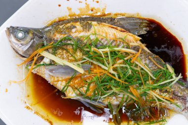 Taze buğulanmış zencefil ve soslu balık