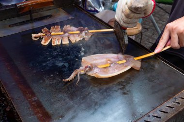 Teppanyaki yatay kompozisyonda kızarmış mürekkep balığı