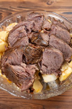 Dikey kompozisyonda dilimlenmiş biftekli meyve salatası.