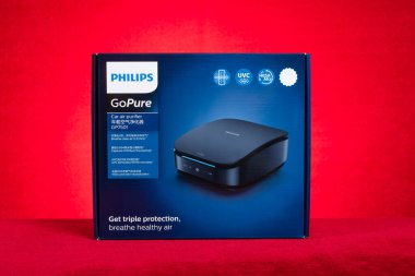 ZHONGSHAN Çin - 3 Temmuz 2025: Philips Gopure GP7501 yatay kompozisyonda kırmızı üzerine hava temizleyici.