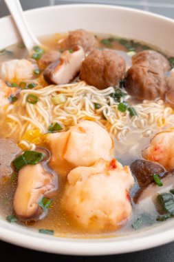 Manzara kasesi ChaoZhou sığır sakatatı ve çeşitli deniz ürünleri bileşenleri dikey bileşiminde.