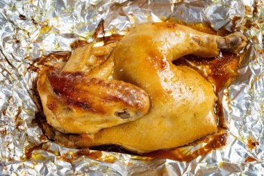 Üst görünüm kil kızarmış tavuk yatay kompozisyonda