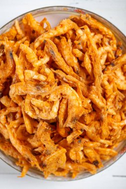 Antarktika krillerinin üst görünüm tabağı kedi dikey kompozisyonda tedavi ederken