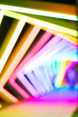 arkaplan olarak dikey bileşimde odak dışı renkli ışık izleri
