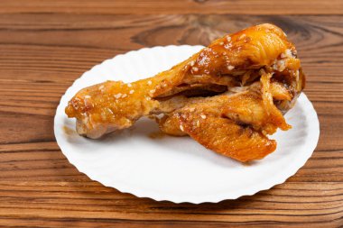 Açılı görünüm tavuk but çubuğu yatay bileşiminde