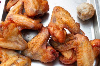 Yatay kompozisyonda kızarmış tavuk kanatları