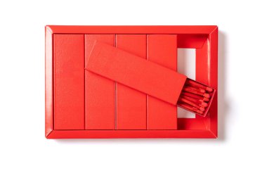 Üst görünüm kırmızı kibrit kutuları beyaz arkaplanda