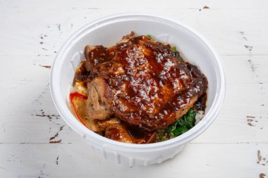 yatay kompozisyonda pilav ve siyah biberli domuz pirzolası.