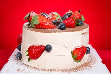 Açılı görünüm doğum günü pastası yatay kompozisyonda meyveler ve krakerler