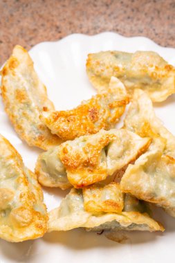 düşey kompozisyonda kızarmış hamur köftelerinin açı görünümü