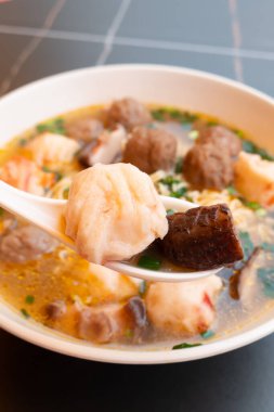 Manzara kasesi ChaoZhou sığır sakatatı ve çeşitli deniz ürünleri bileşenleri dikey bileşiminde.