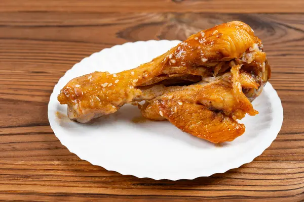 Açılı görünüm tavuk but çubuğu yatay bileşiminde