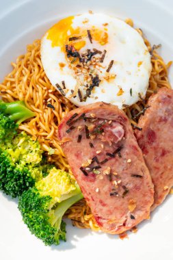 Öğle yemeği etli hazır şehriye ve kızarmış yumurta dikey kompozisyonda.