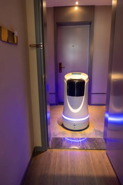 NingDe Fujian Çin-11 Ağustos 2025: Otomatik gıda dağıtımı için otel robotu.