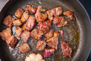 Üst görünüm sığır eti dilimleri pişiriliyor