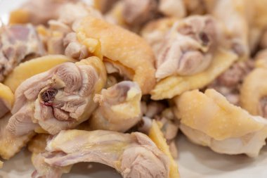 Yarı pişmiş tavuk parçaları yatay kompozisyonda