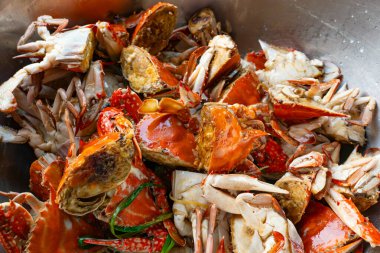 Büyük bir tavada ev usulü kızarmış yengeç.