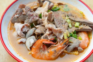 Bir tabak taze deniz mahsulü satay şehriye.