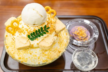 Vanilyalı dondurma, kraker ve kurabiyelerle kaplı buzlu bir kase.