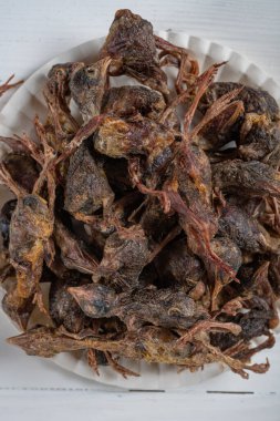 Kedilerde dondurulmuş bıldırcın tabağı dikey kompozitoin ikram ediliyor.