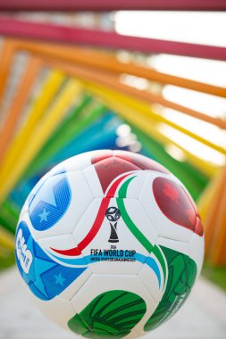 ZHONGSHAN Çin - 18 Temmuz 2025: 2026 Dünya Kupası futbolu açık havada dikey kompozisyonda.