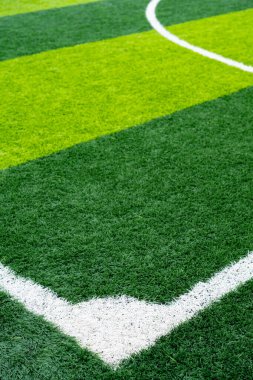 Dikey kompozisyonda bir futbol sahasının köşesi