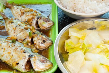 Balıklı, sebzeli ve pilavlı fast food yatay bileşiminde.