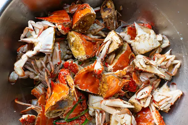 Büyük bir tavada ev usulü kızarmış yengeç.
