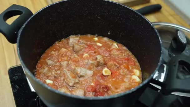 Chef Kocht Rindfleisch Mit Tomatensauce Auf Einer Heißen Pfanne — Stockvideo