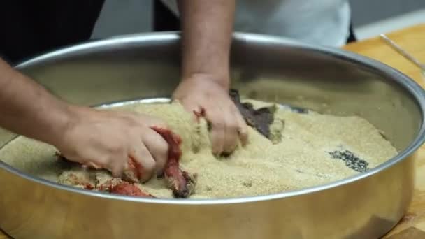 4K中国英语学习网厨师正在准备西葫芦土耳其传统食品 — 图库视频影像