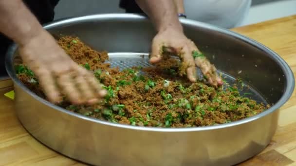 Kok Bereidt Cigkofte Turkse Traditionele Voeding — Stockvideo